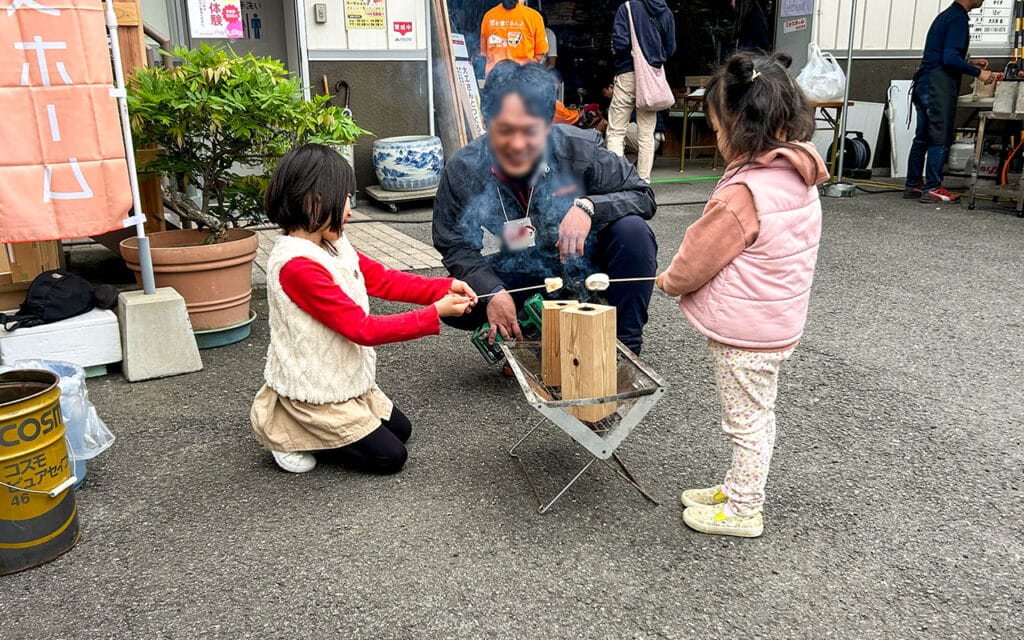 スウェーデントーチで焼きマシュマロを楽しむ様子