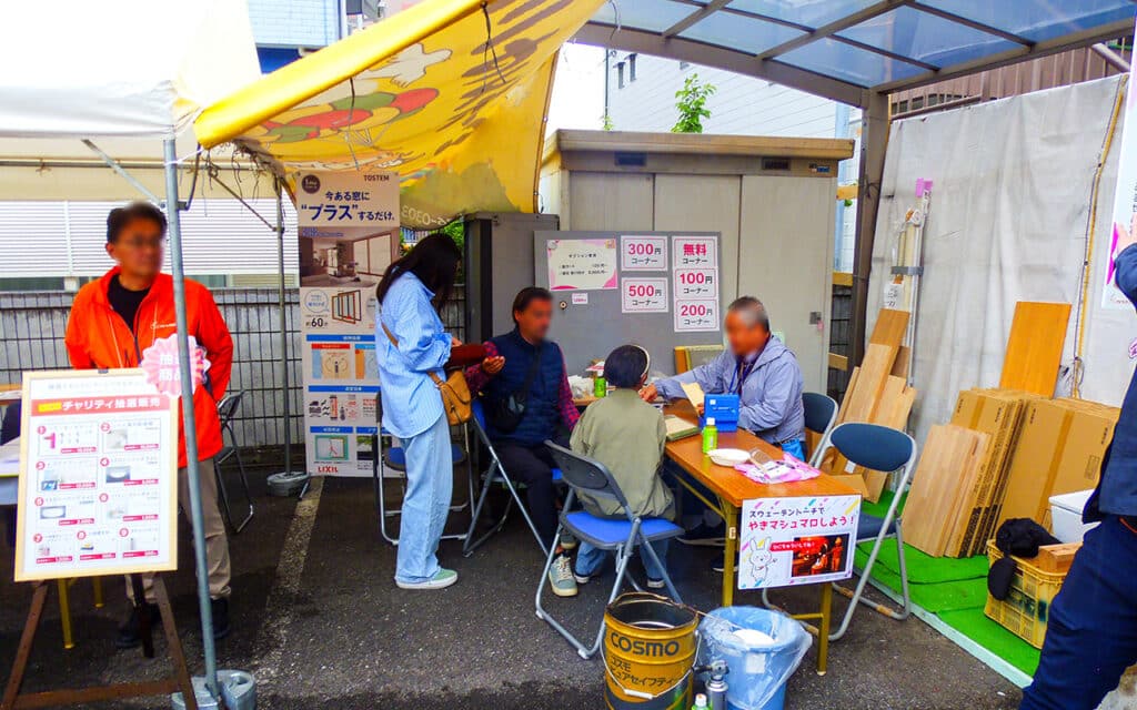 端材コーナーでOB様と談笑する様子
