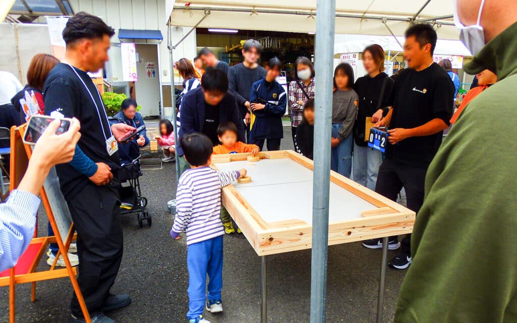 テーブルホッケー大会で盛り上がる会場の様子