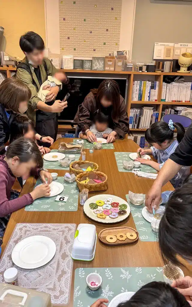 アイシングクッキー作りを楽しむ子どもたち