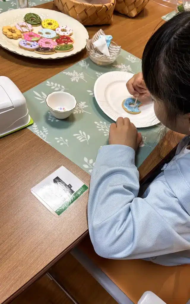 アイシングクッキー作りを楽しむ子どもたち