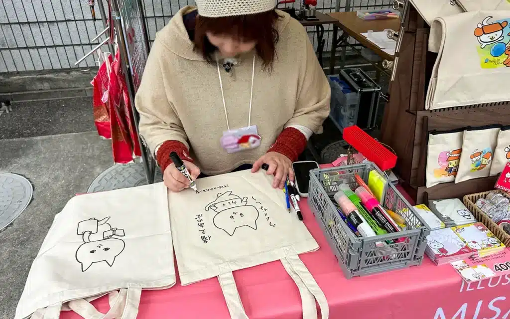 イラストレーターmisatoさんによるトートバッグ制作の様子
