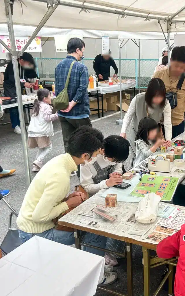 無限キューブづくりに取り組む親子の様子