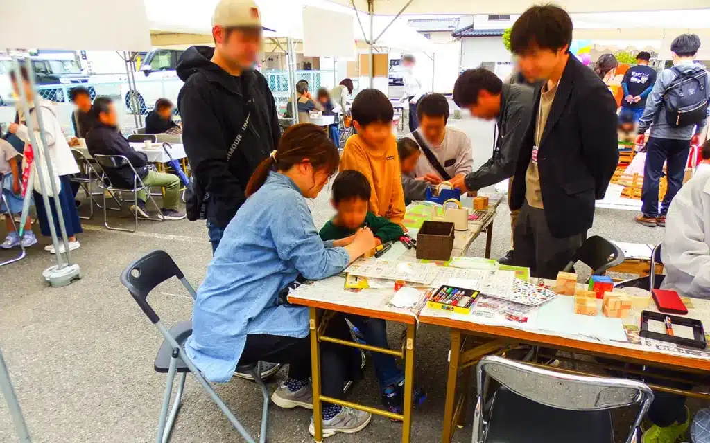 無限キューブづくりに取り組む親子の様子
