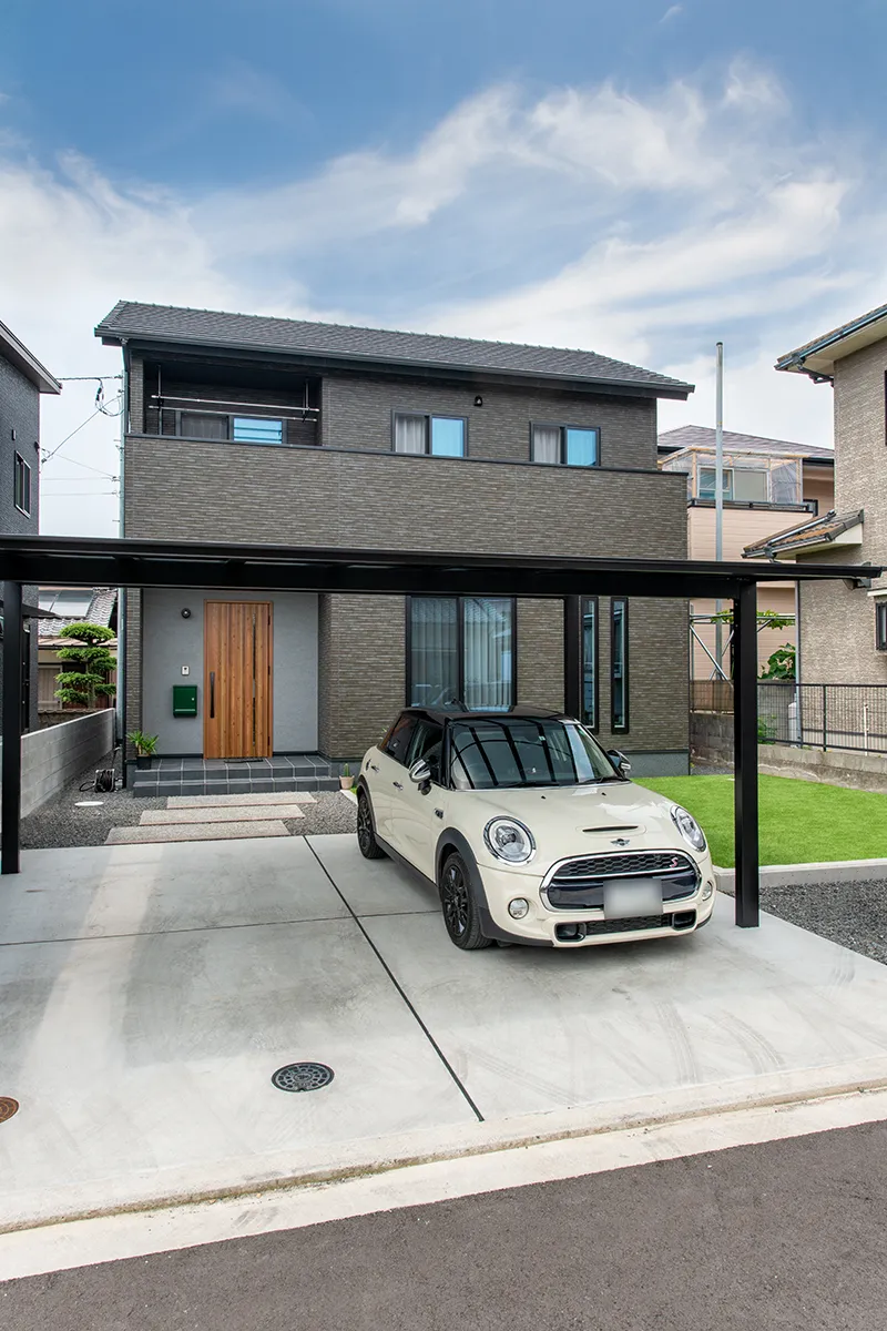 ブラックとグレーを基調にした二階建て住宅の外観