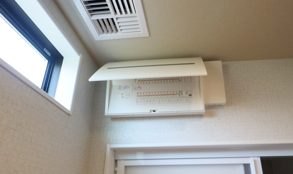 お引き渡ししたお住まいに設置された感震ブレーカー。大きな揺れを感知すると自動で電気を遮断し、地震後の通電火災リスクの軽減につながります。