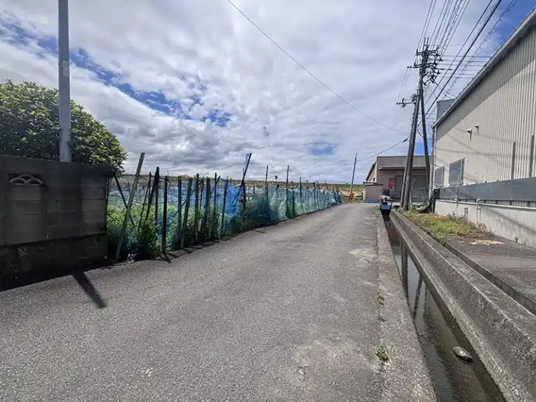 山市西垣生町の売土地前面道路。敷地に接する道路の幅員や周辺環境が確認できる現地写真