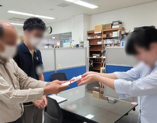 第19回ふれあいまつりの売上金を寄附している様子