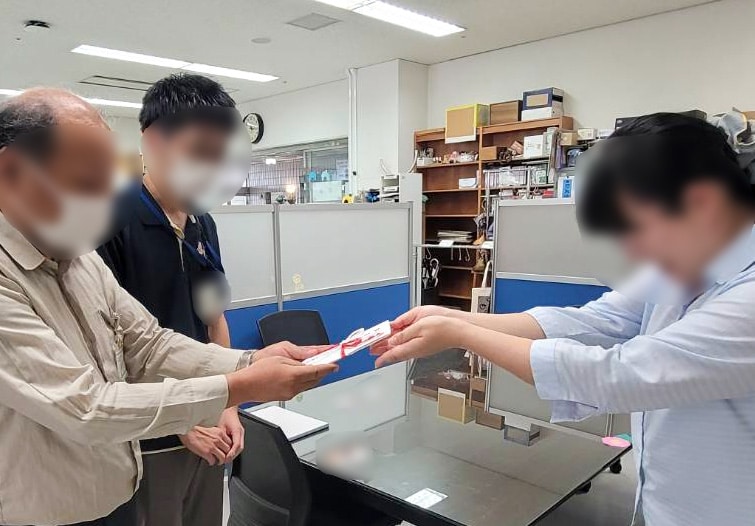 第19回ふれあいまつりの売上金を寄附している様子