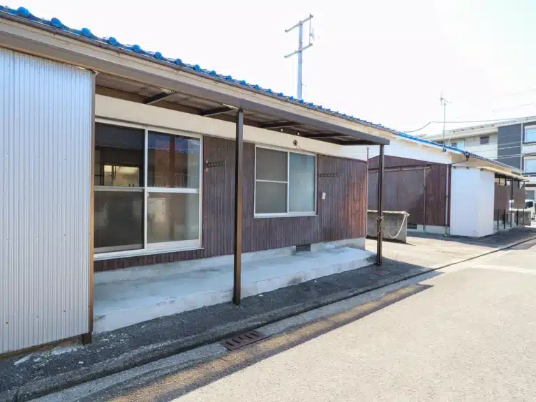 針田町賃貸住宅 東-2の屋根付き物干しスペース