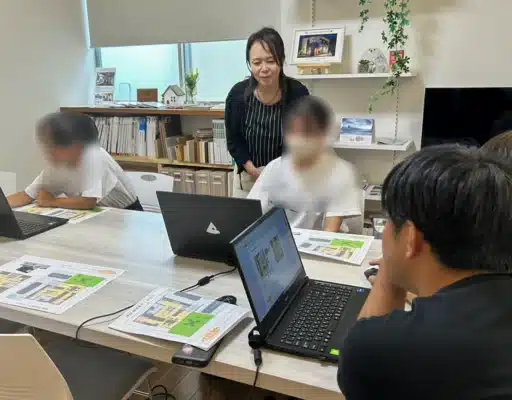 中学生3名がスタッフの説明を受けながら、パソコンで住宅図面を作成している職場体験の様子